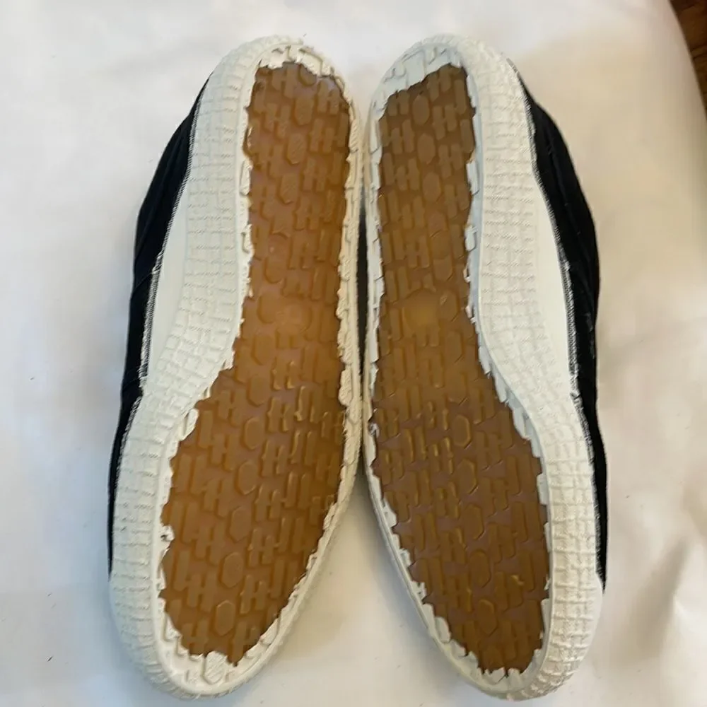 BACKYARD FOOTWEAR BASIC SHOE.  BLACK/WHITE.  NEW IN BOX